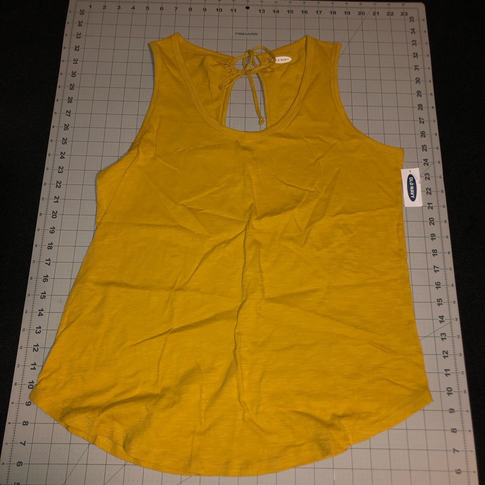 Old Navy. Sleeveless Top. Size Large. Yellow color.